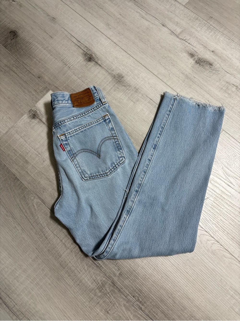 Levi’s Premium Wedgie Distressed Straight Jeans – Size 24 – Light Wash